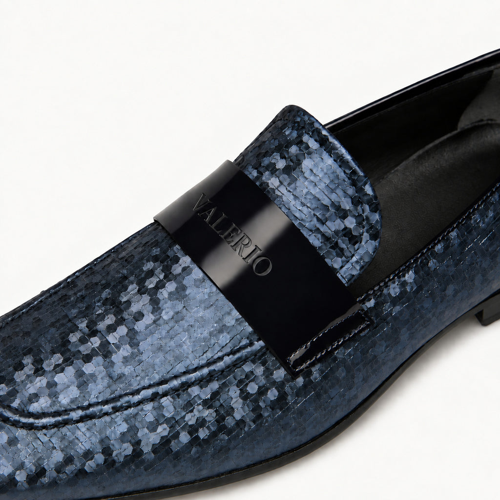 VALERIO Brera Loafer Uomo in Tessuto Blu e Vernice Nera – dettaglio della fascia in vernice con il logo VALERIO