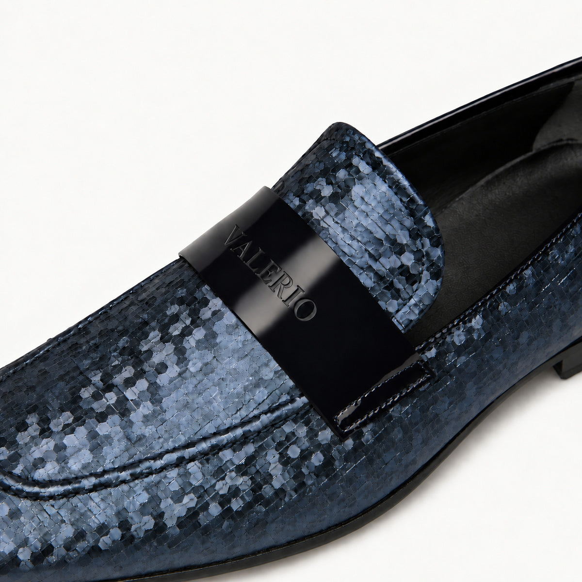 VALERIO Brera Loafer Uomo in Tessuto Blu e Vernice Nera – dettaglio della fascia in vernice con il logo VALERIO