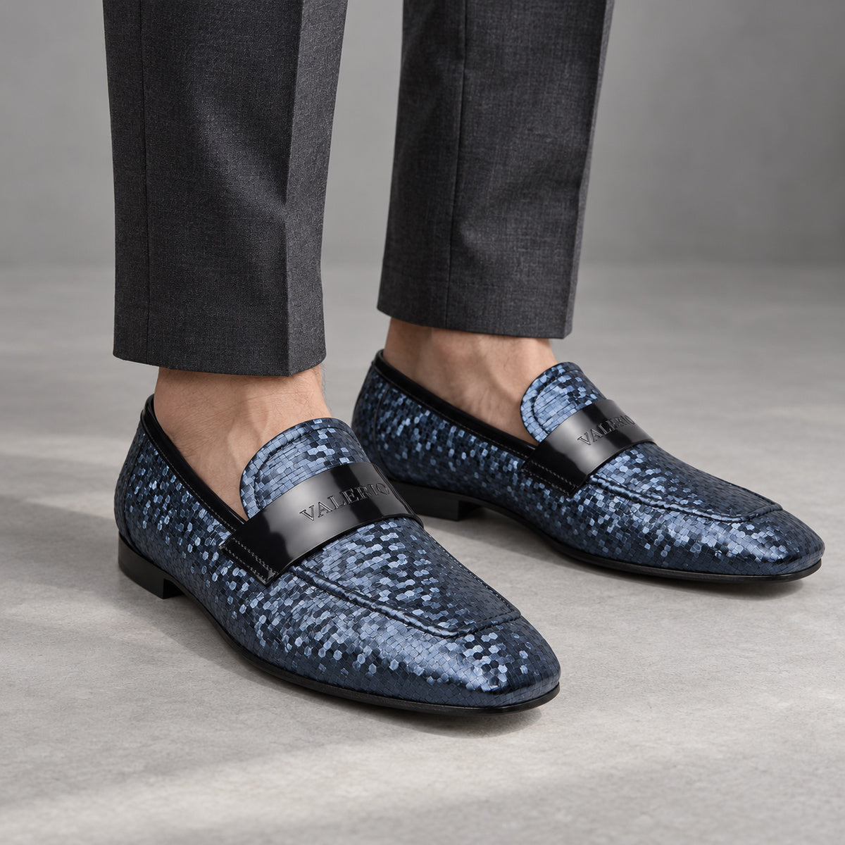 VALERIO Brera Loafer Uomo in Tessuto Blu e Vernice Nera – indossato