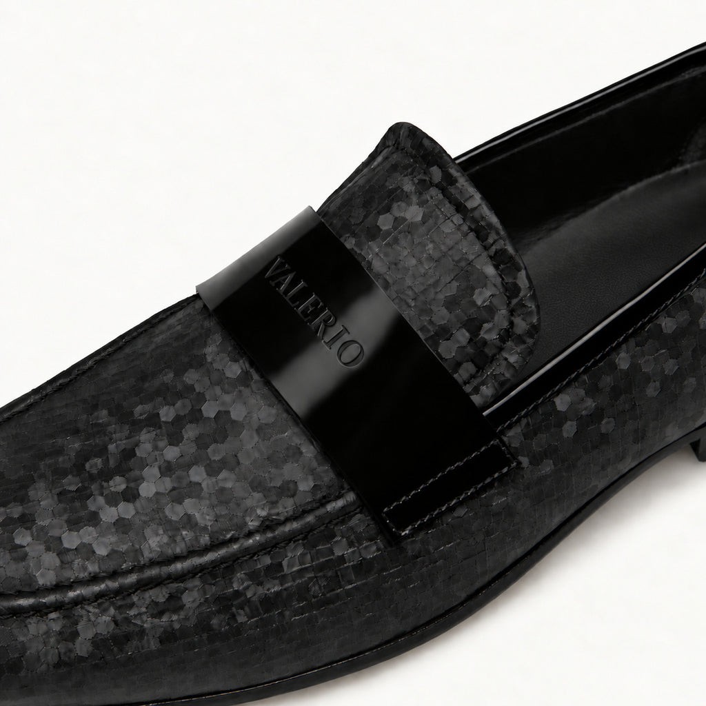 VALERIO Brera Loafer Uomo in Tessuto e Vernice Nera – dettaglio della fascia in vernice con il logo VALERIO