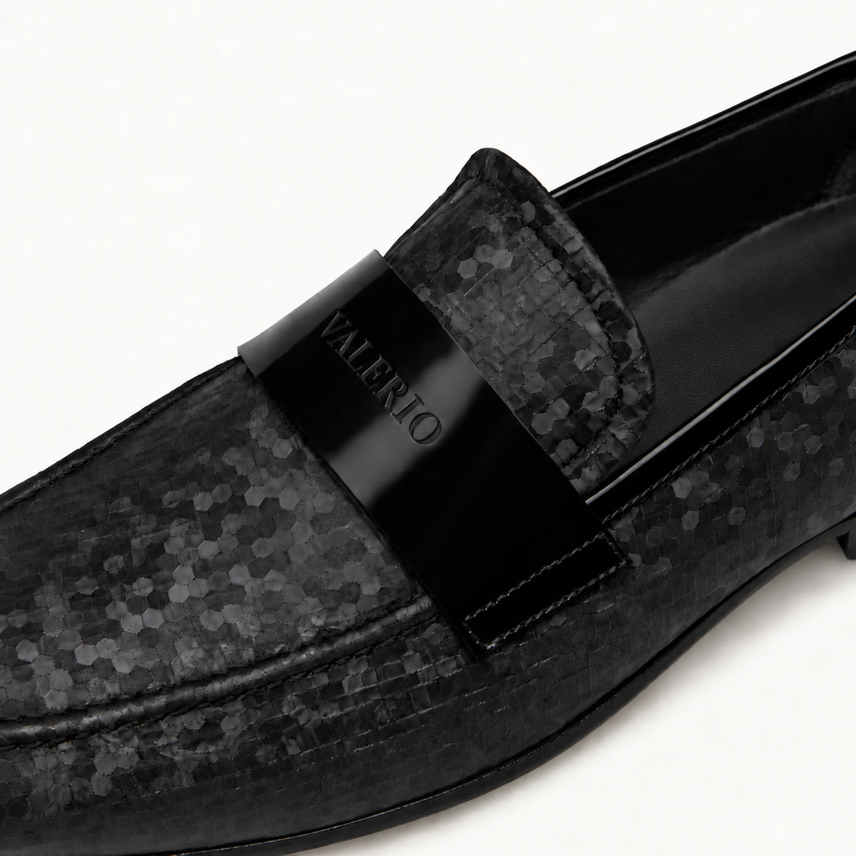 VALERIO Brera Loafer Uomo in Tessuto e Vernice Nera – dettaglio della fascia in vernice con il logo VALERIO