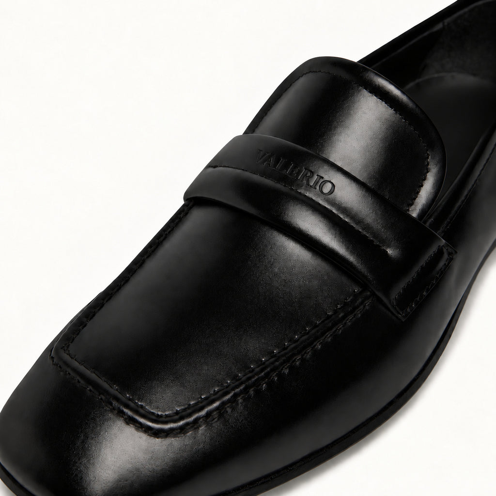 VALERIO Galliera Mocassino Uomo in Vitello Spazzolato Nero – dettaglio della fascetta con il logo VALERIO