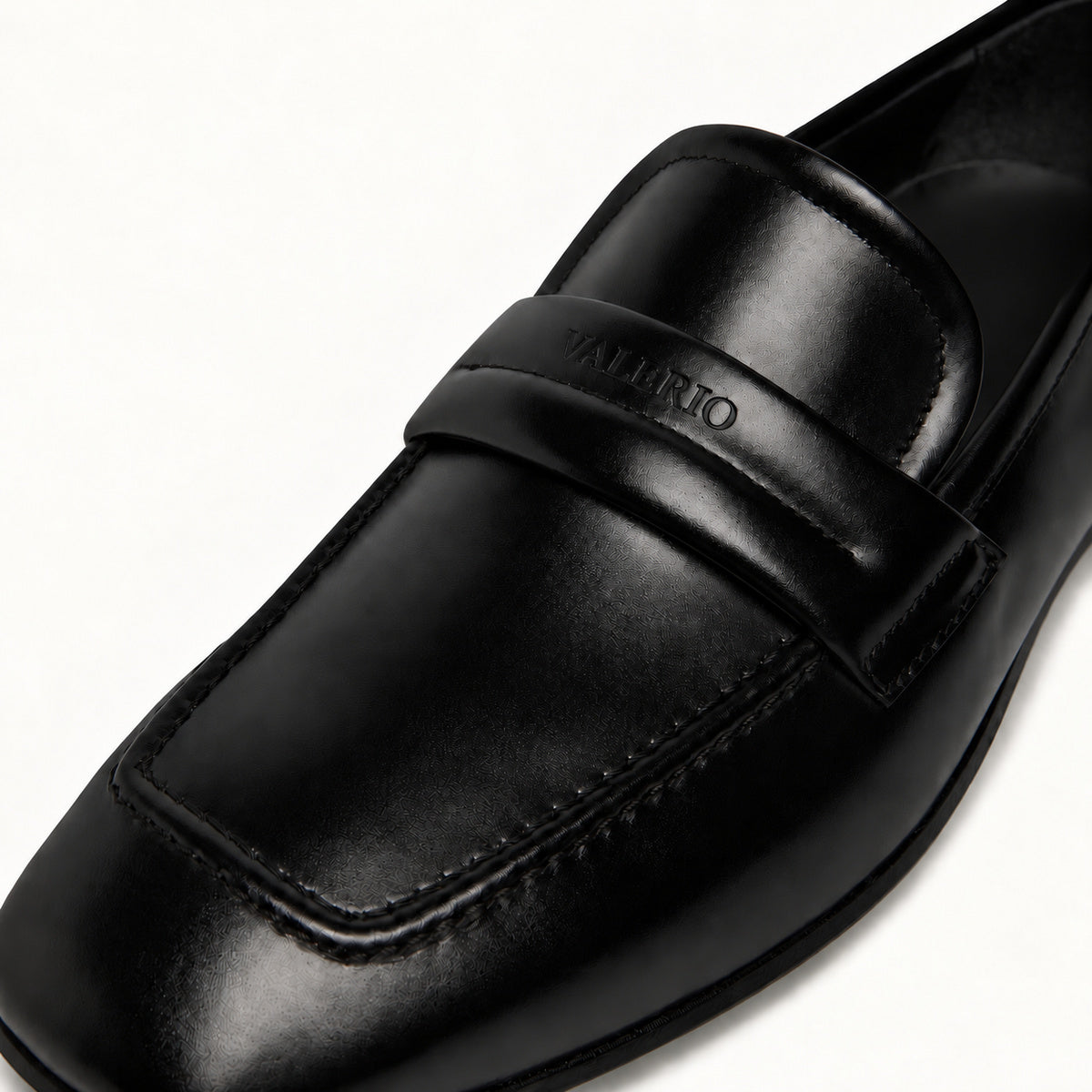 VALERIO Galliera Mocassino Uomo in Vitello Spazzolato Nero – dettaglio della fascetta con il logo VALERIO