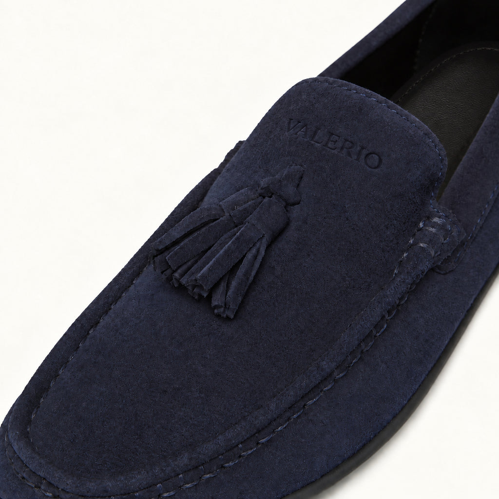 VALERIO Molo Mocassino Uomo in Camoscio Blu con Nappine – dettaglio delle nappine e del logo VALERIO