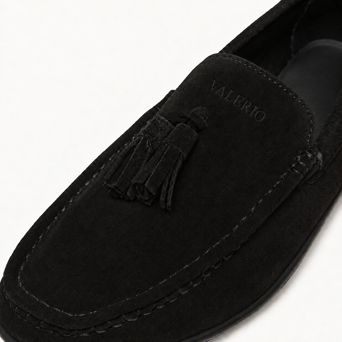 VALERIO Molo Mocassino Uomo in Camoscio Nero con Nappine – dettaglio delle nappine e del logo VALERIO
