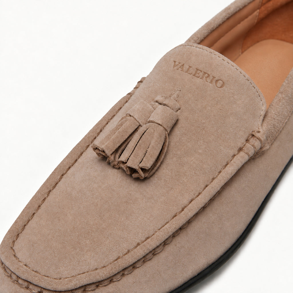 VALERIO Molo Mocassino Uomo in Camoscio Sabbia con Nappine – dettaglio delle nappine e del logo VALERIO