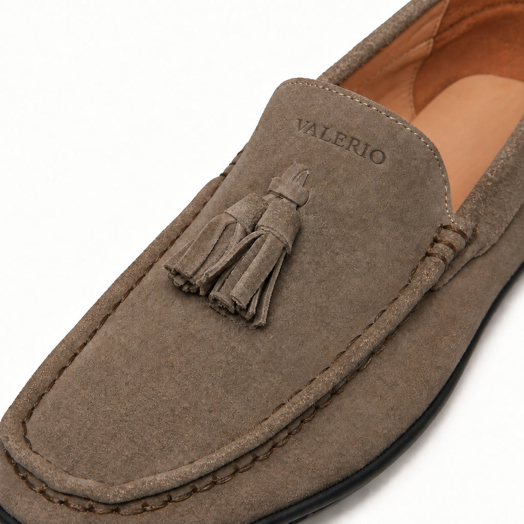 VALERIO Molo Mocassino Uomo in Camoscio Taupe con Nappine – dettaglio delle nappine e del logo VALERIO