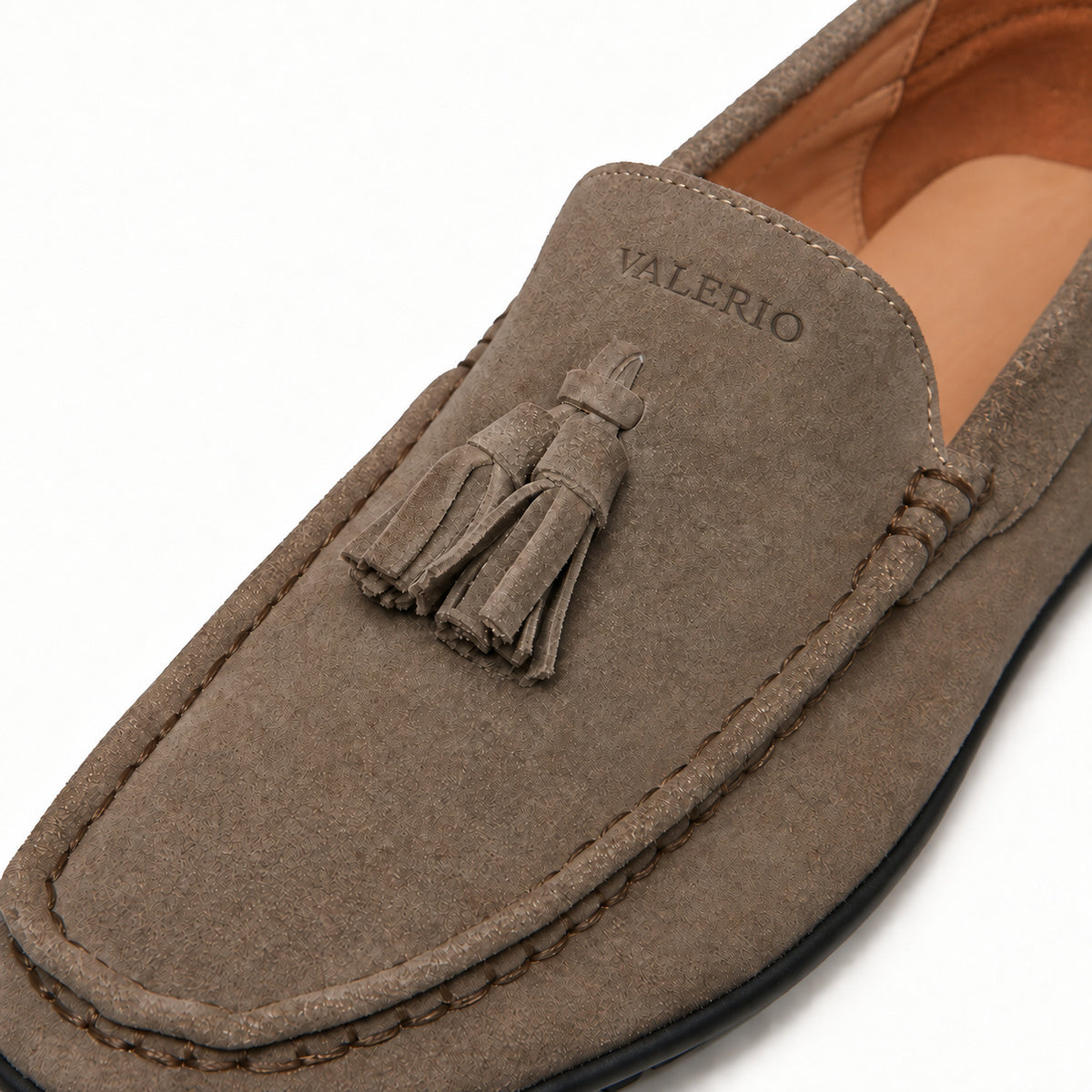 VALERIO Molo Mocassino Uomo in Camoscio Taupe con Nappine – dettaglio delle nappine e del logo VALERIO