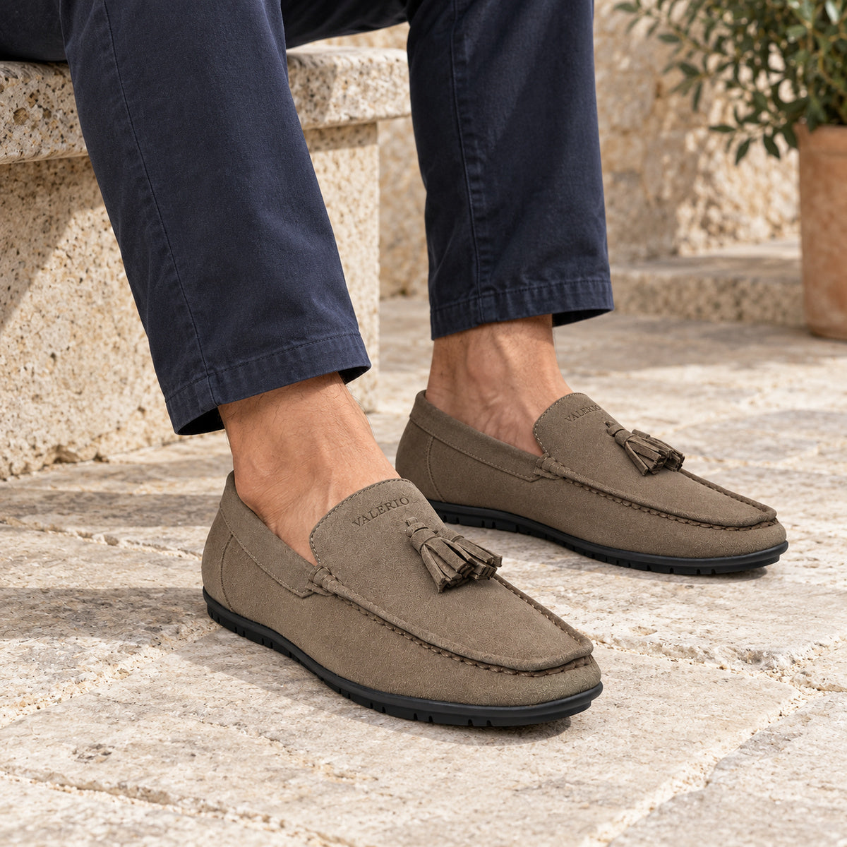 VALERIO Molo Mocassino Uomo in Camoscio Taupe con Nappine – indossato