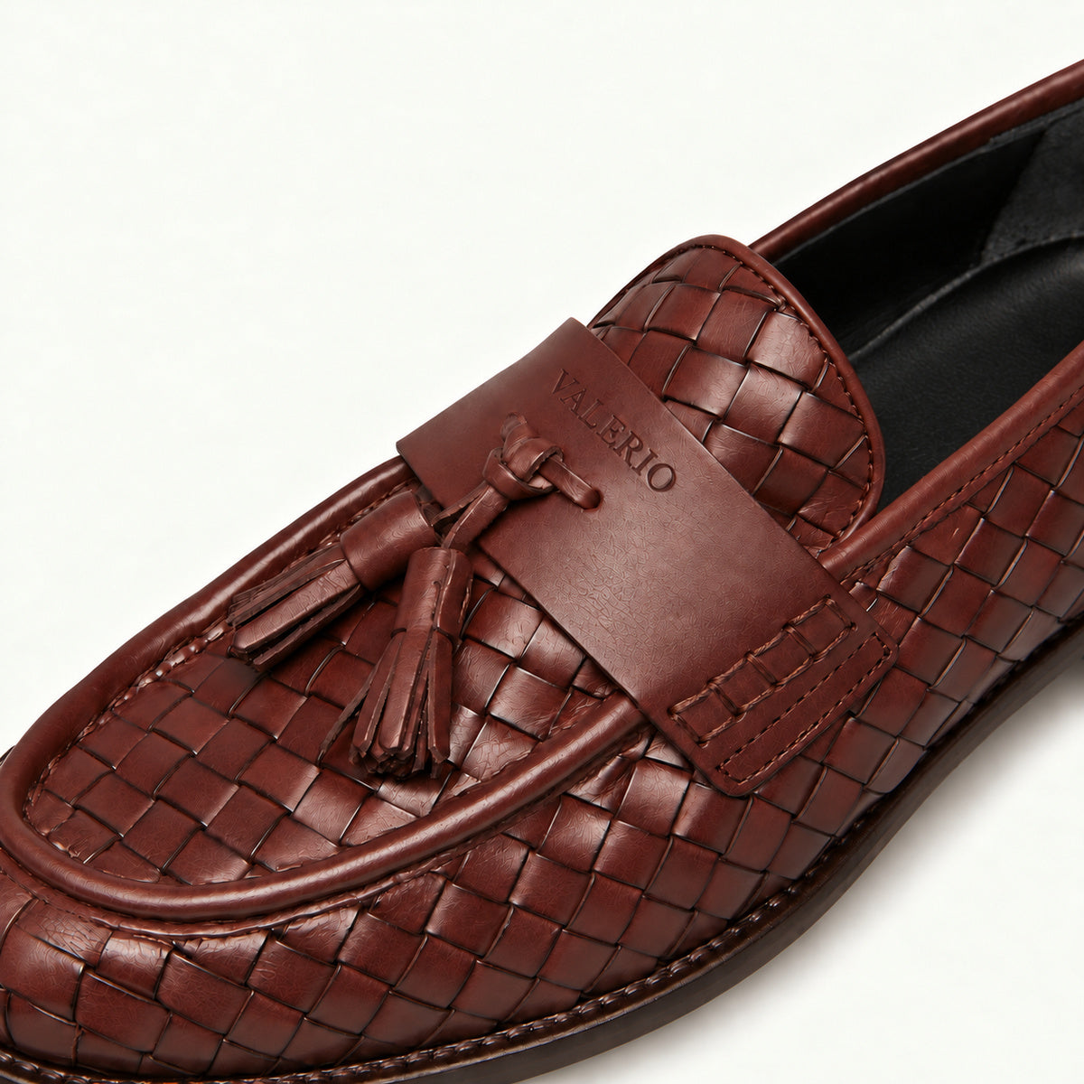 VALERIO Positano Loafer Uomo in Vitello Intrecciato Bordeaux con Nappine – dettaglio delle nappine e del logo VALERIO