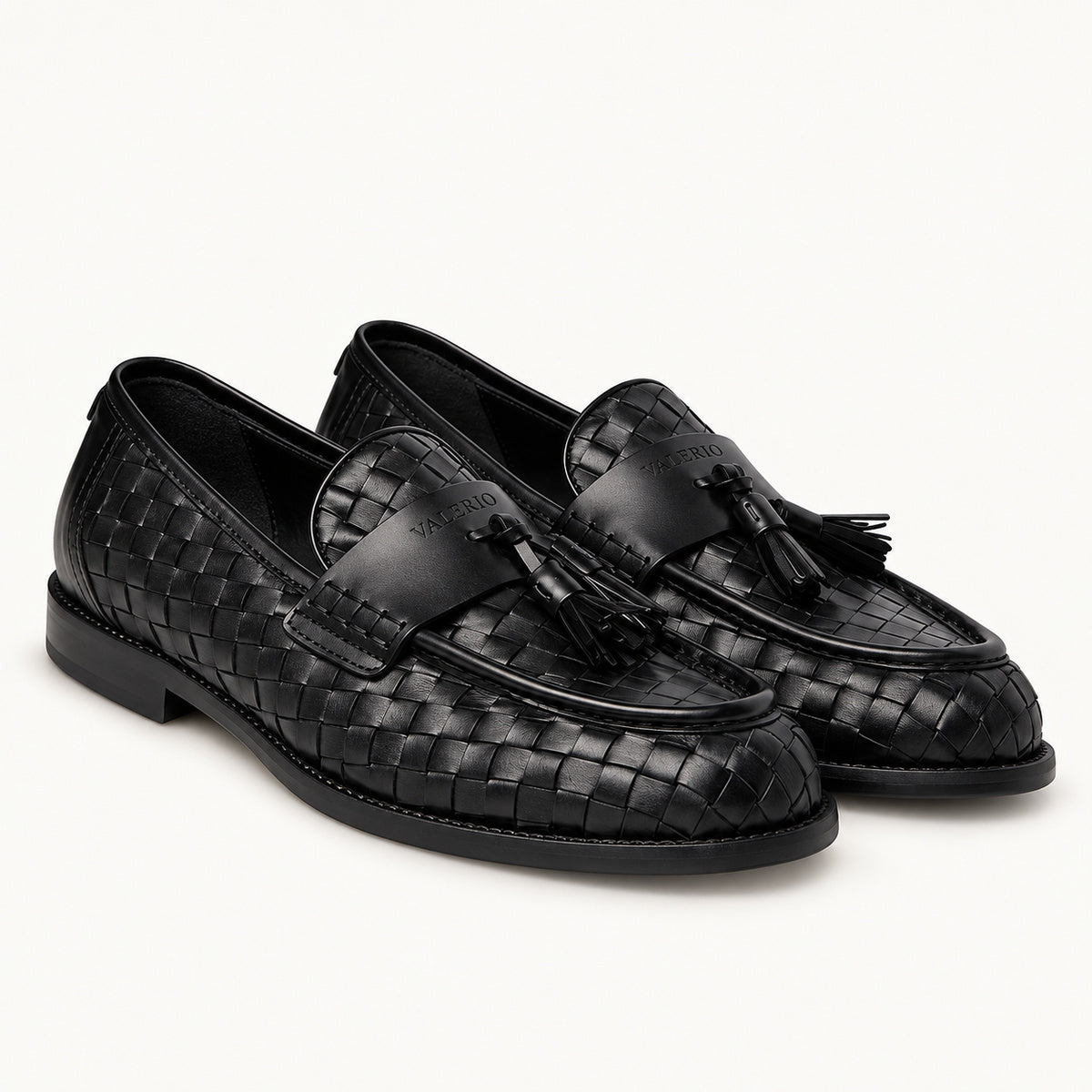 VALERIO Positano Loafer Uomo in Vitello Intrecciato Nero con Nappine – vista frontale del paio