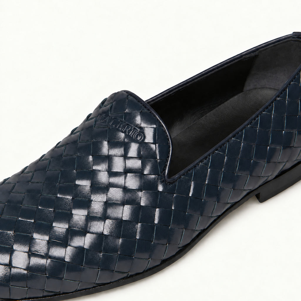 VALERIO Ravello Loafer Uomo in Vitello Intrecciato Blu – dettaglio dell'intreccio e del logo VALERIO