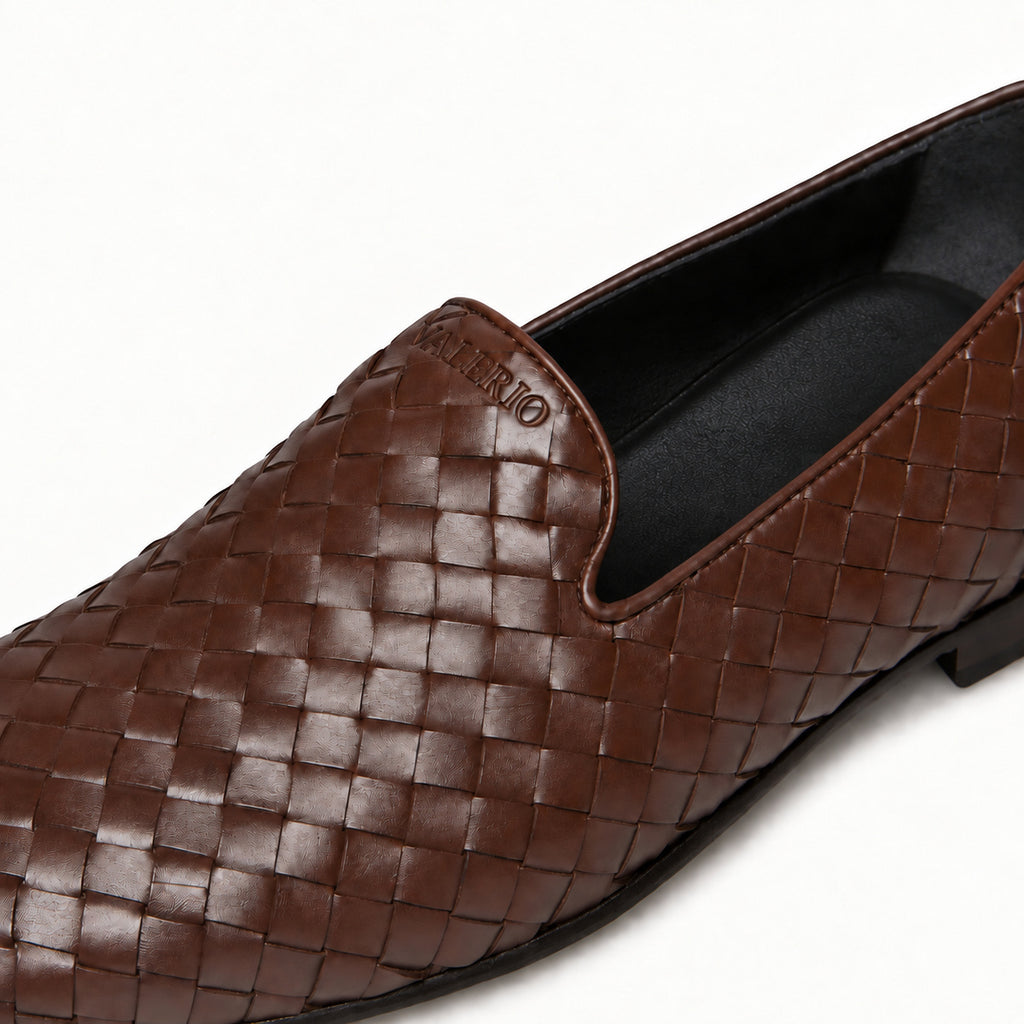 VALERIO Ravello Loafer Uomo in Vitello Intrecciato Marrone – dettaglio dell'intreccio e del logo VALERIO