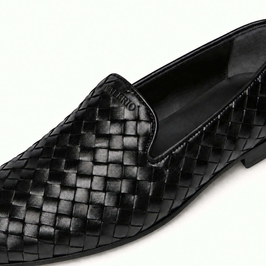 VALERIO Ravello Loafer Uomo in Vitello Intrecciato Nero – dettaglio dell'intreccio e del logo VALERIO
