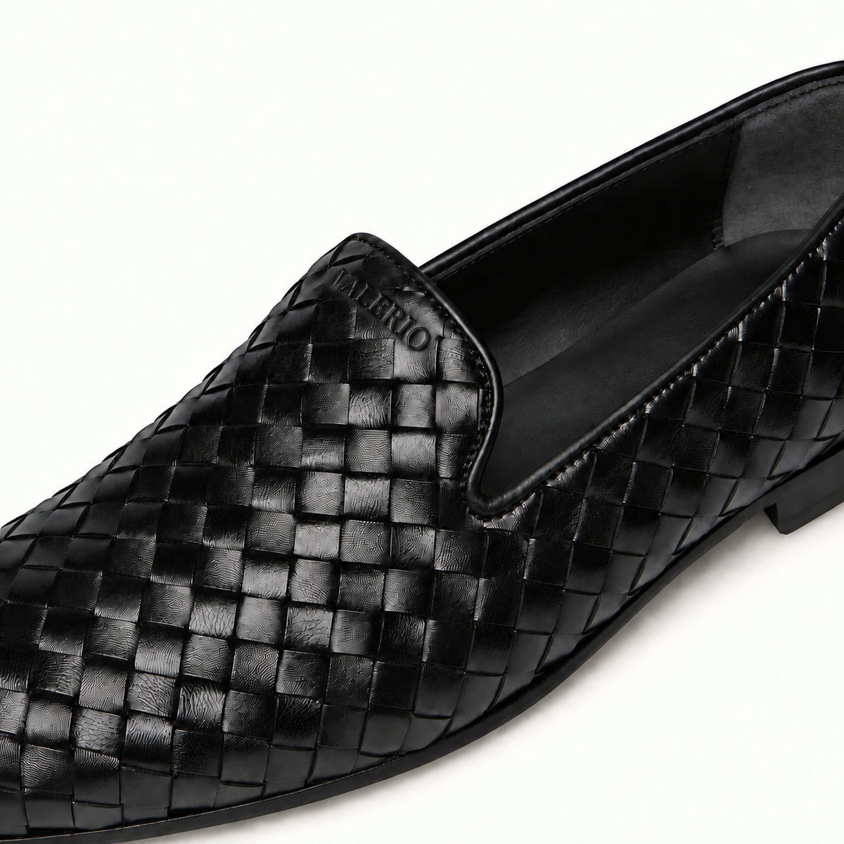 VALERIO Ravello Loafer Uomo in Vitello Intrecciato Nero – dettaglio dell'intreccio e del logo VALERIO