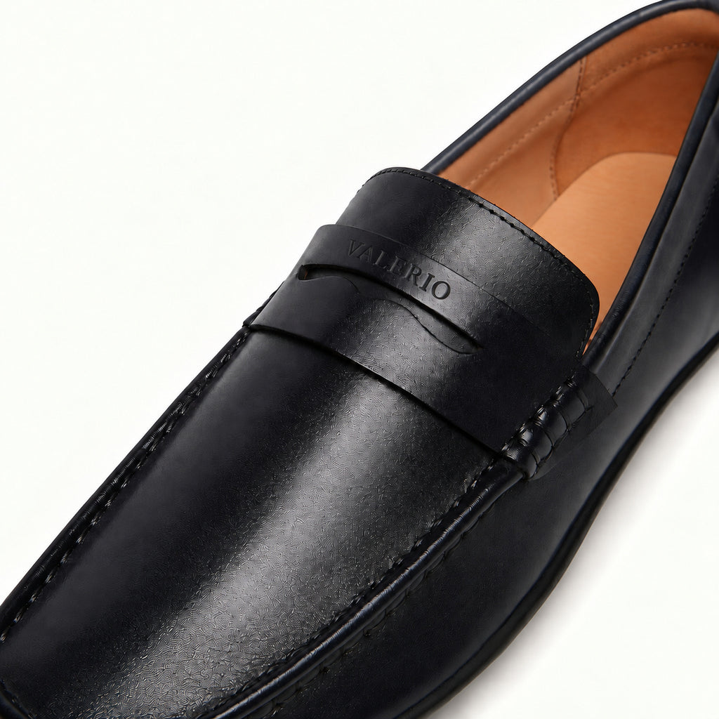VALERIO Saragozza Mocassino Uomo in Pelle Blu Scuro – dettaglio della fascetta con il logo VALERIO